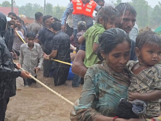 गुजरात में आसमान से बरस रही आफत, 18 लोगों की मौत, IMD का रेड अलर्ट गुजरात में आसमान से बरस रही आफत, 18 लोगों की मौत, IMD का रेड अलर्ट