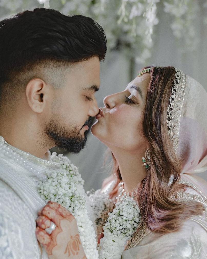 Hina Khan ties the Know with Boyfriend Rocky Dazzles in Opal Handloom Saree at Her Wedding See Picks Hina Khan ties the Know with Boyfriend Rocky Dazzles in Opal Handloom Saree at Her Wedding See Picks