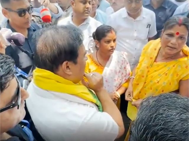 बांग्लादेश बॉर्डर से सटे इलाके में बवाल, देखते ही गोली मारने का ऑर्डर बांग्लादेश बॉर्डर से सटे इलाके में बवाल, देखते ही गोली मारने का ऑर्डर