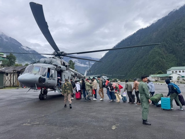 एयरफोर्स एक्शन में, सिक्किम में फंसे लोगों को निकालने में जुटी