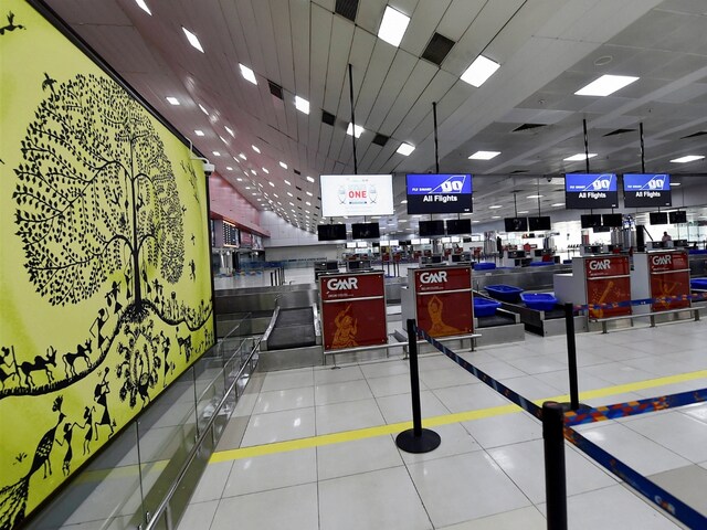 IGI एयरपोर्ट पर क्‍यों मचा बवाल, यात्रियों की हालत रही खराब