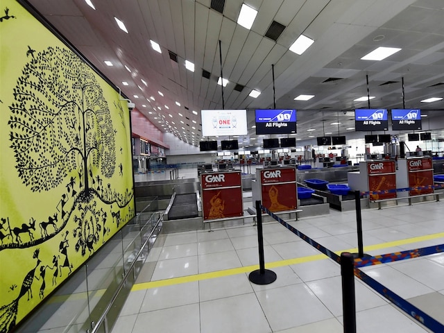 IGI एयरपोर्ट पर क्यों मचा बवाल, यात्रियों की हालत रही खराब IGI एयरपोर्ट पर क्यों मचा बवाल, यात्रियों की हालत रही खराब