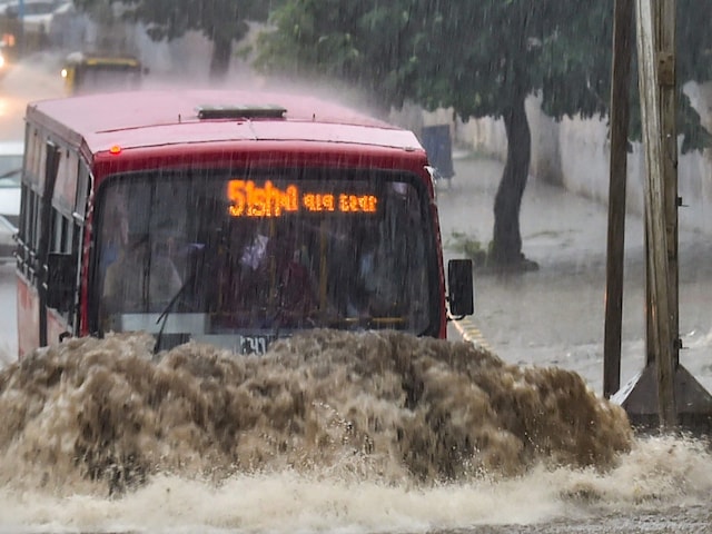 ताबड़तोड़ बारिश का रेड अलर्ट, दिल्ली-NCR में 5 डिग्री तक गिरा पारा ताबड़तोड़ बारिश का रेड अलर्ट, दिल्ली-NCR में 5 डिग्री तक गिरा पारा