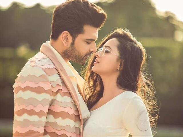 Stunning light-ax Kundra has a breakup? Stay missing from GF's birthday Stunning light-ax Kundra has a breakup? Stay missing from GF's birthday