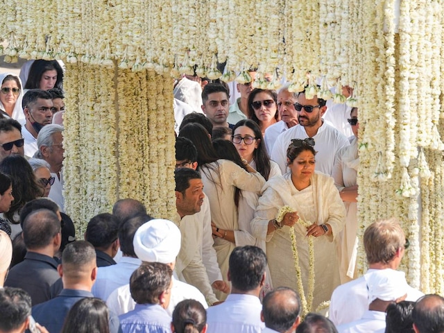 Daughter's heart exploded at the funeral of father Sanjay Kapoor Daughter's heart exploded at the funeral of father Sanjay Kapoor