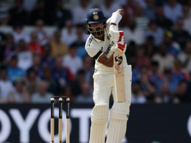 Why did the players of India and England get down by tying a black band in the headingley Test?