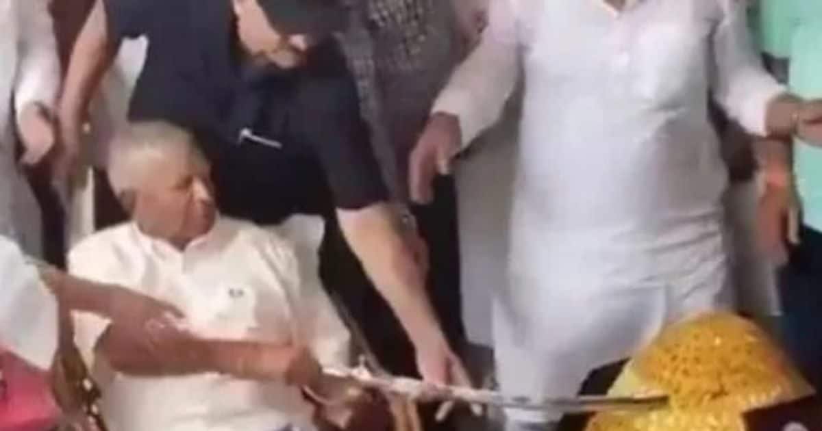 लालू यादव के 78वें जन्मदिन पर तलवार से केक काटने पर सियासी विवाद Lalu Yadav cake cutting with sword sparks political controversy jitan ram Manjhi BJP attack