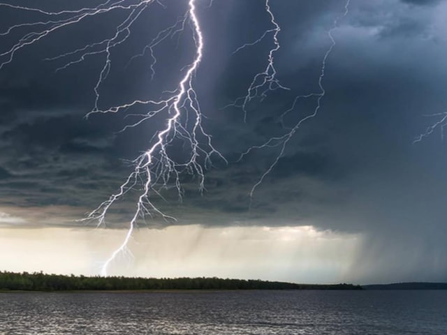Sky lightning fell on honeymoon couple, bride dies in front of bride's eyes Sky lightning fell on honeymoon couple, bride dies in front of bride's eyes