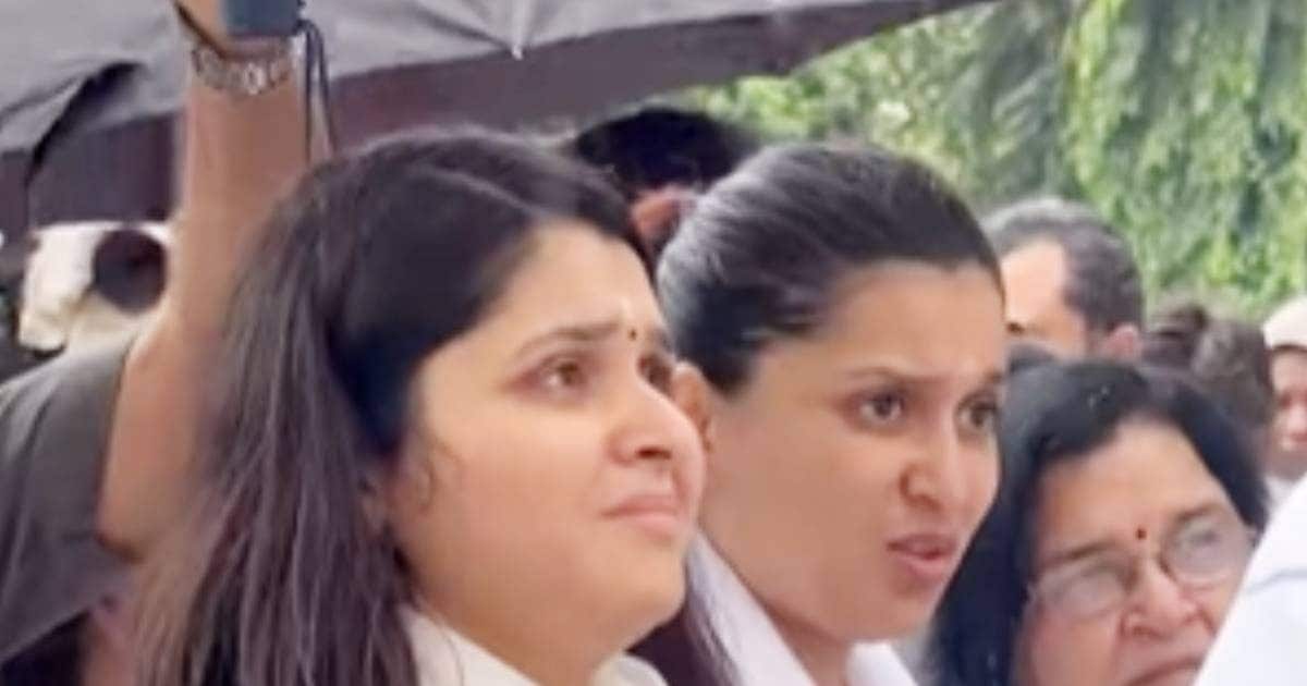 मन्नारा चोपड़ा के पिता का हुआ अंतिम संस्कार, बहन की आंखों से नहीं थम रहे आंसू,  परिणीति के पिता ने भी दिया कंधा