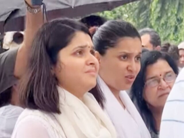 Mannara Chopra's father's funeral was done, tears are not stopping from sister's eyes