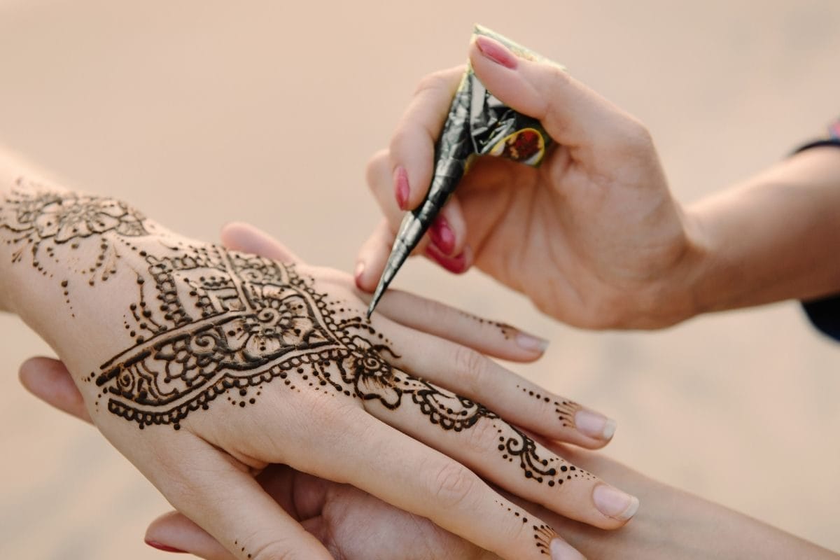 Why applying mehendi in Ashadh month is auspicious know astrological  reasons।ज्योतिष भी मानता है मेहंदी का असर, आषाढ़ में लगाने से मिलता है खास  सौभाग्य, मिलते हैं चमत्कारी ...