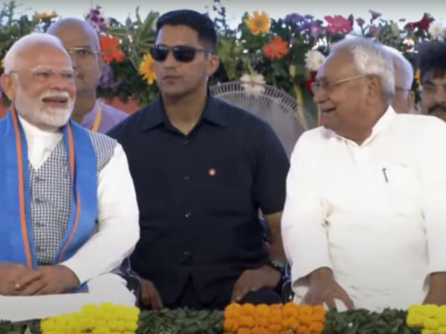 CM नीतीश ने पहले पीएम मोदी संग मंच पर स्माइल दी, उनकी तरफ आगे बढ़े फिर... CM नीतीश ने पहले पीएम मोदी संग मंच पर स्माइल दी, उनकी तरफ आगे बढ़े फिर...