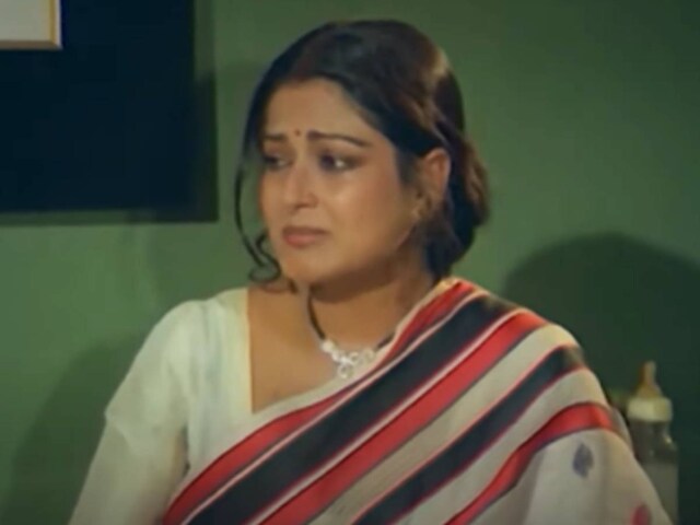 That song by Moushumi Chatterjee, who cried bitterly and people sitting in the theater