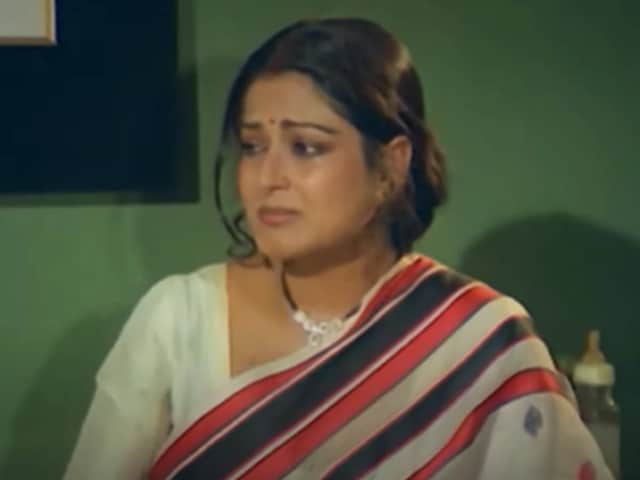 That song by Moushumi Chatterjee, who cried bitterly and people sitting in the theater That song by Moushumi Chatterjee, who cried bitterly and people sitting in the theater