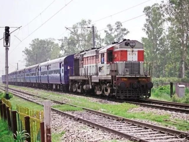 Bareilly News : ड्राइवर की सूझबूझ से टला बड़ा रेल हादसा, गड्ढे से गुजरने वाली थी सवारियों भरी ट्रेन