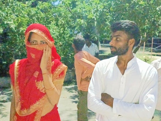 हिंदू युवक के टच में आई मुस्लिम युवती, झट से पहुंची मंदिर, 7 फेरों से पहले बदला धर्म, बोली- ‘मैं तो…’ हिंदू युवक के टच में आई मुस्लिम युवती, झट से पहुंची मंदिर, 7 फेरों से पहले बदला धर्म, बोली- ‘मैं तो…’
