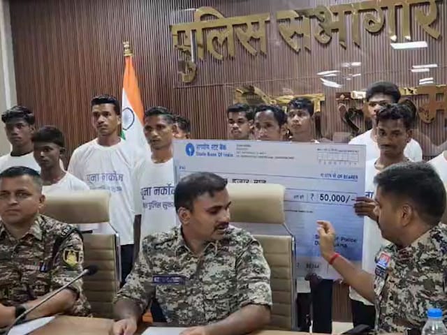 सुकमा पुलिस के पास पहुंचे 16 नक्सली, कर दिया सरेंडर सुकमा पुलिस के पास पहुंचे 16 नक्सली, कर दिया सरेंडर
