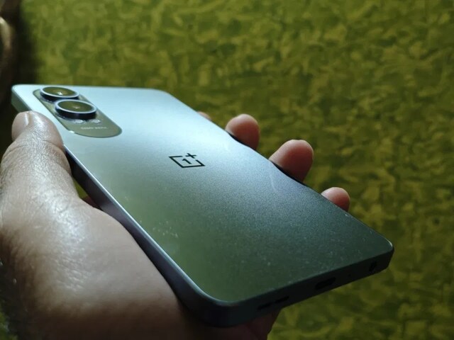 Amazon पर ऑफर्स, कम दाम पर मिलने लगे हैं ये 4 फोन, लिस्ट में वनप्लस, रेडमी भी