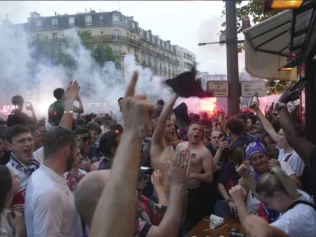 Police officer in coma ... 2 fans died to celebrate