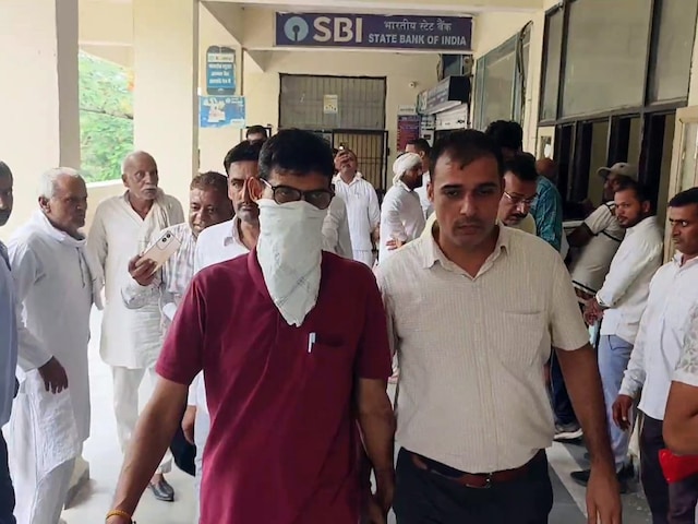 कम पड़ गई सैलरी! हरियाणा में पटवारी ने बेच दिया ईमान, रिश्वत लेते गिरफ्तार कम पड़ गई सैलरी! हरियाणा में पटवारी ने बेच दिया ईमान, रिश्वत लेते गिरफ्तार