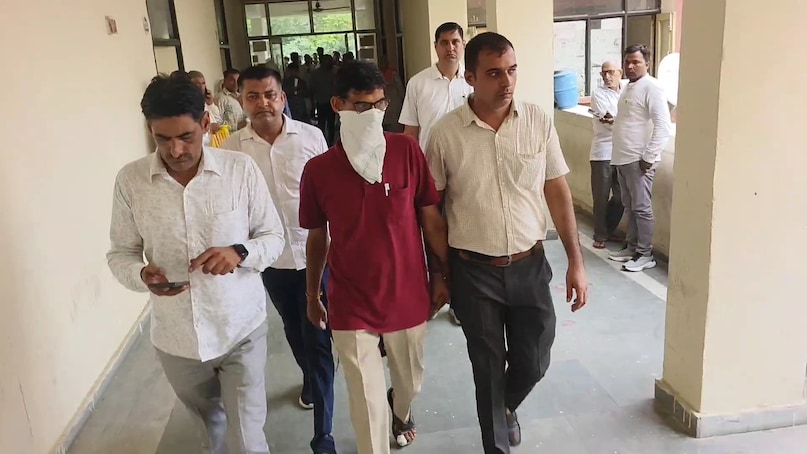 वेतन कम हो गया! पटवारी ने विश्वास बेचा, हरियाणा में रिश्वत लेते हुए गिरफ्तार किया 1 patwari 2025 06 808b5a3963ad2f94c72ac0c11de77839