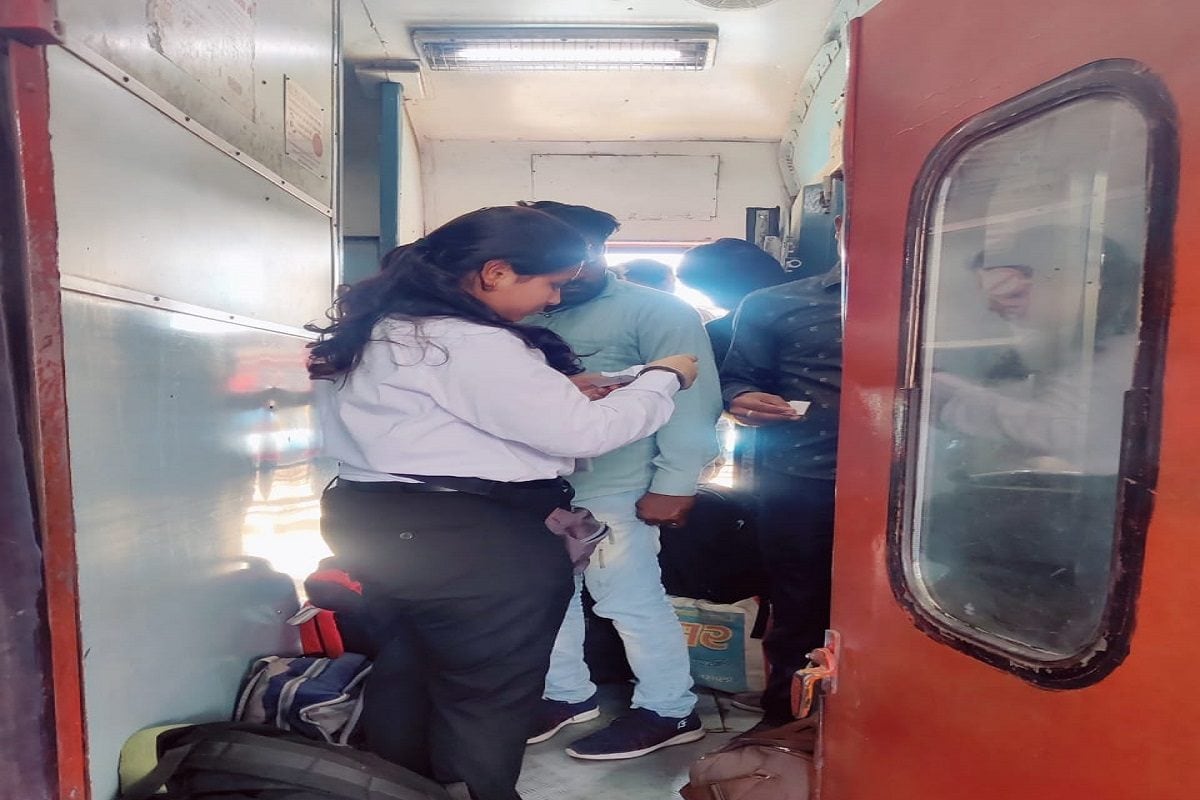 भाई जरा खिसको बैठने दो अब ट्रेन में वेटिंग वाले नहीं करेंगे परेशान