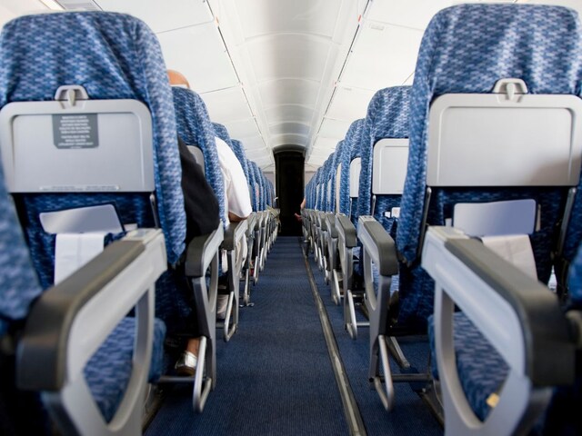 प्लेन की सीट में होता है 'सीक्रेट बटन', दबाने से आसान हो जाता है सफर!