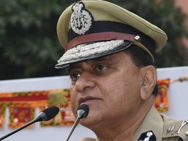 PM चिकन नहीं खाते, बिल रिजेक्टेड... पूर्व DGP की किताब में अफसरशाही के किस्से PM चिकन नहीं खाते, बिल रिजेक्टेड... पूर्व DGP की किताब में अफसरशाही के किस्से