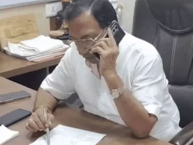 एमएलए शराब अनुबंध पर एक अधिकारी के साथ उलझ गया, फिर 3 मिनट में 8 बार बोलना पड़ा एमएलए शराब अनुबंध पर एक अधिकारी के साथ उलझ गया, फिर 3 मिनट में 8 बार बोलना पड़ा