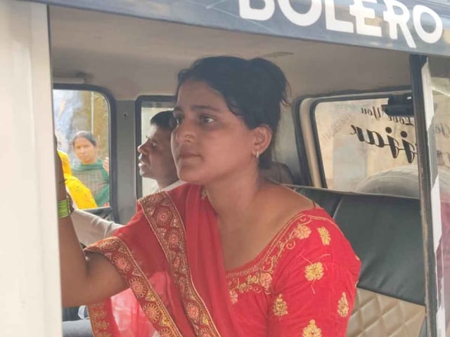 एक महिला, चार पति… बीच सड़क हाई वोल्टेज ड्रामा, वजह जान पुलिस भी हैरान एक महिला, चार पति… बीच सड़क हाई वोल्टेज ड्रामा, वजह जान पुलिस भी हैरान