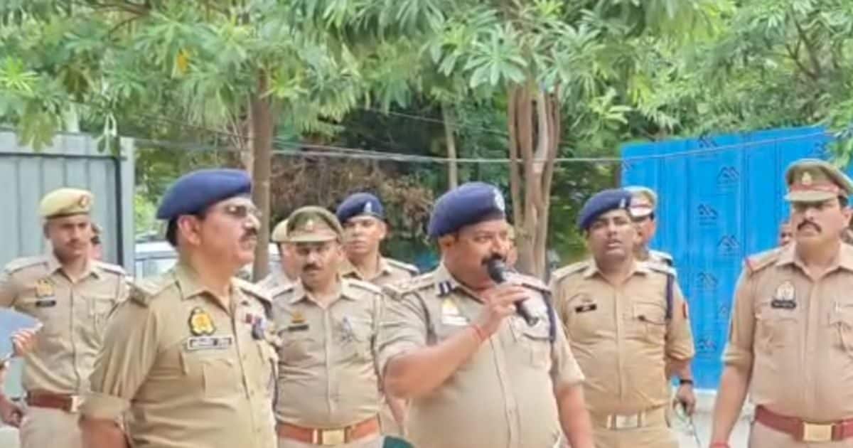 Ballia News: पुलिस लाइन पहुंचे DIG ने ली नए सिपाहियों की क्लास, अनुशासन, सोशल मीडिया और सेवा भाव का पढ़ाया पाठ