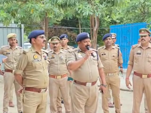 Ballia News: पुलिस लाइन पहुंचे DIG ने ली नए सिपाहियों की क्लास, अनुशासन, सोशल Ballia News: पुलिस लाइन पहुंचे DIG ने ली नए सिपाहियों की क्लास, अनुशासन, सोशल