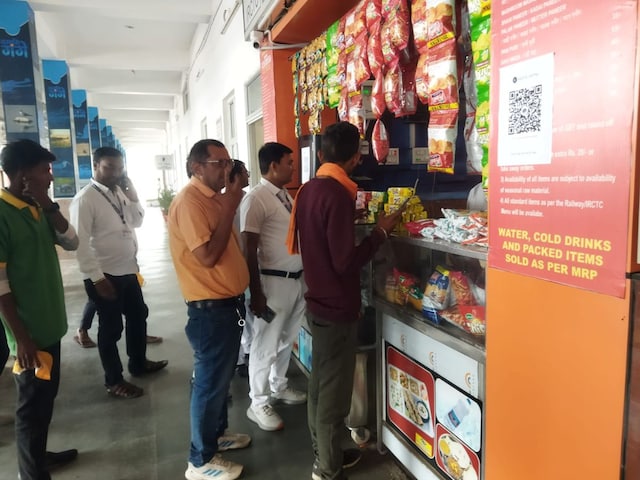 सफर कराने के साथ-साथ रेलवे प्रयागराज में कर रहा है ऐसा काम, चौतरफा तारीफ सफर कराने के साथ-साथ रेलवे प्रयागराज में कर रहा है ऐसा काम, चौतरफा तारीफ