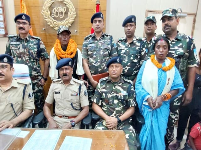 3 लाख के इनामी मोस्ट वांटेड नक्सली रावण कोड़ा ने लखीसराय में किया सरेंडर 3 लाख के इनामी मोस्ट वांटेड नक्सली रावण कोड़ा ने लखीसराय में किया सरेंडर