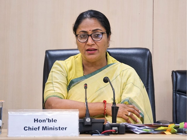 14 AC, 5 TV, और... सीएम रेखा के आवास का बदलेगा रंग-रूप, 60 लाख का टेंडर जारी 14 AC, 5 TV, और... सीएम रेखा के आवास का बदलेगा रंग-रूप, 60 लाख का टेंडर जारी