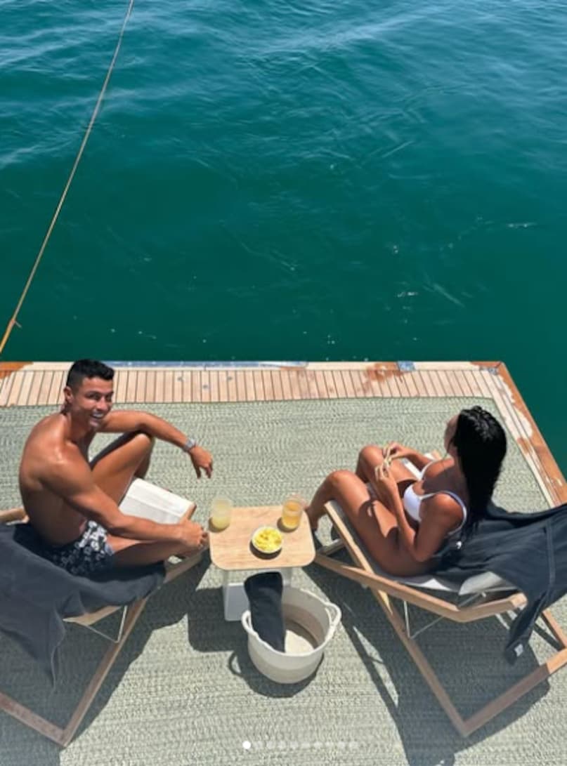 Cristiano Ronaldo, what is price of engagement ring Ronaldo Georgina Rodrigues, Cristiano Ronaldo Engagement Ring, Cristiano Ronaldo Georgina Rodrigues Engagement, Georgina Rodrigues Engagement Ring Cost, Ronaldo Georgina Rodrigues Engagmen ring cost, Georgina Rodrigues girl friend Ronaldo, Cristiano Ronaldo Net worth, क्रिस्टियानो रोनाल्डो, जॉर्जिना रोड्रिग्स, रोनाल्डो जॉर्जिना सगाई, जॉर्जिना को रोनाल्डो ने दी हीरे की अंगूठी 