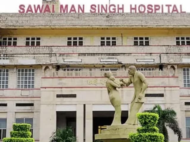 एसएमएस अस्पताल फिर से बत्ती गुल: इमरजेंसी- ओपीडी सभी स्टाल्ड, मरीज-डॉक्टर अपसेट एसएमएस अस्पताल फिर से बत्ती गुल: इमरजेंसी- ओपीडी सभी स्टाल्ड, मरीज-डॉक्टर अपसेट