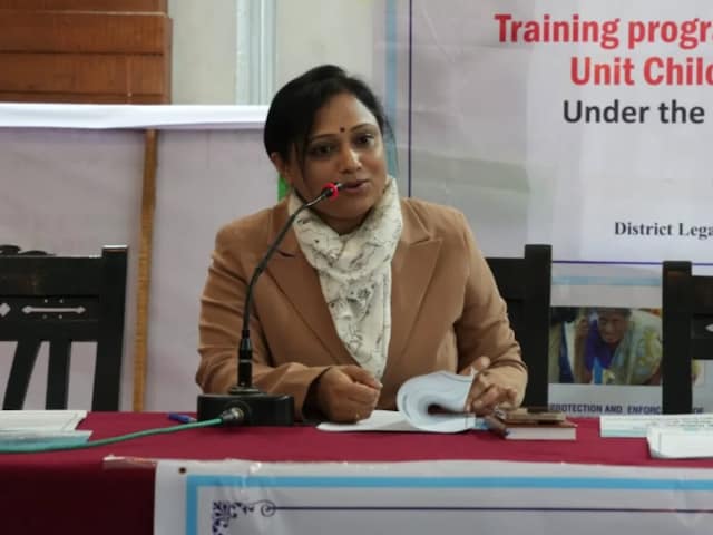 LGBTQ+ प्राइड परेड में हिस्सा लेने का ऐलान कर सबको चौंकाया, कौन हैं वो जज? LGBTQ+ प्राइड परेड में हिस्सा लेने का ऐलान कर सबको चौंकाया, कौन हैं वो जज?