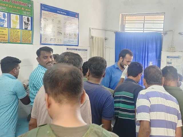 Sukma IED Blast: बौखलाए नक्सलियों की करतूत, अफसर की गाड़ी को उड़ाया Sukma IED Blast: बौखलाए नक्सलियों की करतूत, अफसर की गाड़ी को उड़ाया