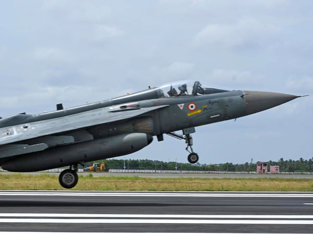 6 तेजस Mk-1A बनकर खड़े हैं, लेकिन इंजन नहीं… GE की सुस्ती ने लगाया ब्रेक 6 तेजस Mk-1A बनकर खड़े हैं, लेकिन इंजन नहीं… GE की सुस्ती ने लगाया ब्रेक