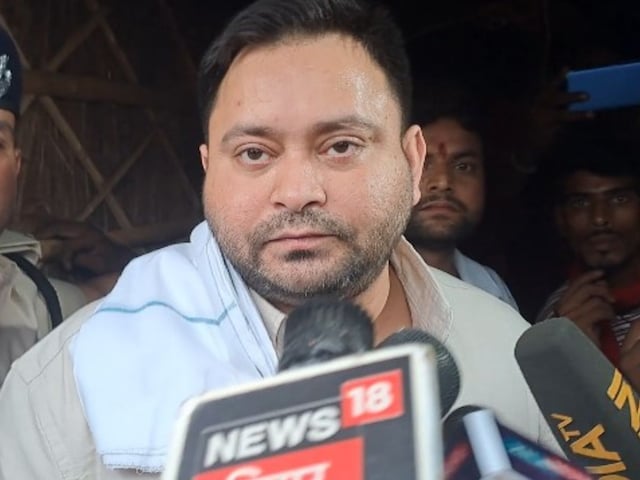 फांसी की सजा मिले..मुजफ्फरपुर रेप पीड़ित बच्ची के परिजनों से मिले तेजस्वी यादव फांसी की सजा मिले..मुजफ्फरपुर रेप पीड़ित बच्ची के परिजनों से मिले तेजस्वी यादव