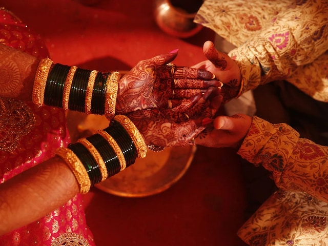 अनाथ थी दुल्हन, मिला ऐसा दूल्हा कि हर तरफ हो रही चर्चा, आप भी देंगे दुआ अनाथ थी दुल्हन, मिला ऐसा दूल्हा कि हर तरफ हो रही चर्चा, आप भी देंगे दुआ