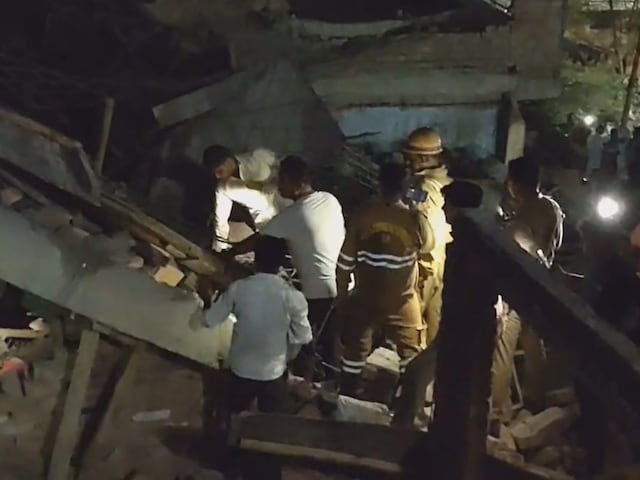Kanpur News : कानपुर के बर्रा में दो मंजिला मकान का लेंटर ढहा, कई मजदूर दबे Kanpur News : कानपुर के बर्रा में दो मंजिला मकान का लेंटर ढहा, कई मजदूर दबे