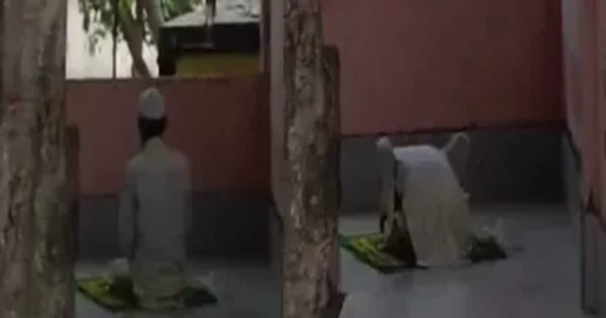 बदायूं के इस मंदिर में मुस्लिम शख्स ने पढ़ी नमाज, वीडियो वायरल होने पर पुलिस ने किया गिरफ्तार