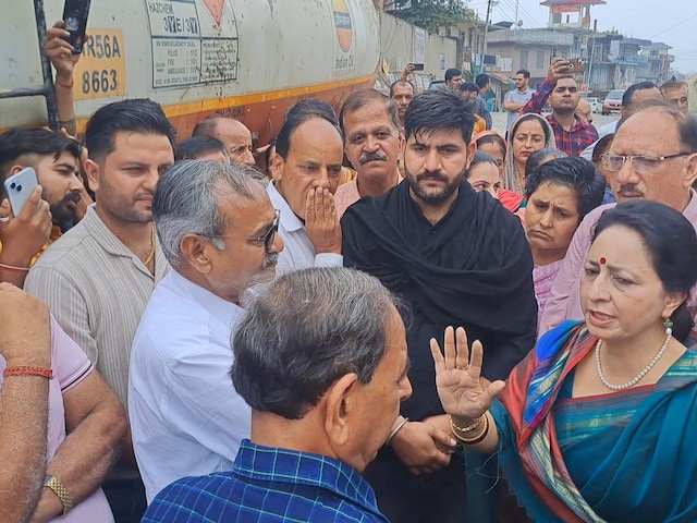 किसी और काम के लिए आई थी टीम, दुखी लोगों ने घेर लिया बुलानी पड़ी पुलिस किसी और काम के लिए आई थी टीम, दुखी लोगों ने घेर लिया बुलानी पड़ी पुलिस