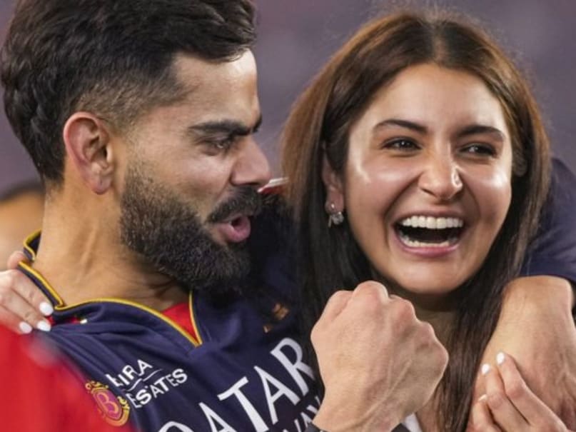 दिखावा नहीं ये प्यार है, खुशी हो या गम IPL में दिखी विराट-अनुष्का के लव मोमेंट्स, 8वीं फोटो तक टिकी रहेंगी नजरें