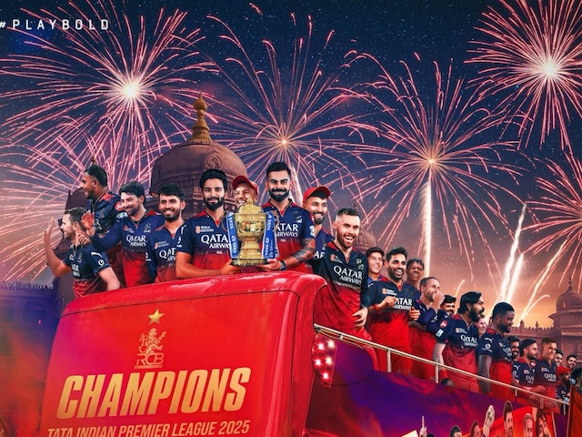 RCB: जीत के जश्न में डूबा बेंगलुरु, थोड़ी देर में शुरू होगी विक्ट्री परेड RCB: जीत के जश्न में डूबा बेंगलुरु, थोड़ी देर में शुरू होगी विक्ट्री परेड