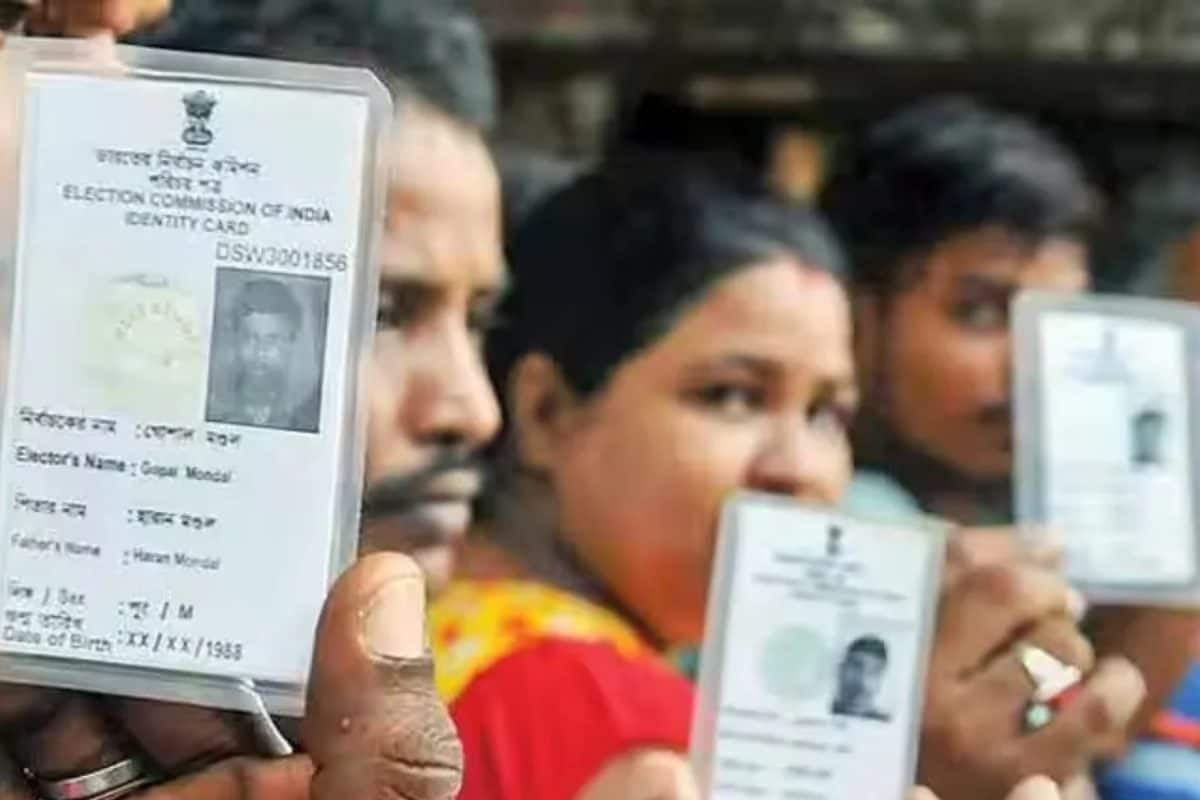 पहले वोटर लिस्ट में नाम की जद्दोजहद, अब नया फोटो जमा करवाओ