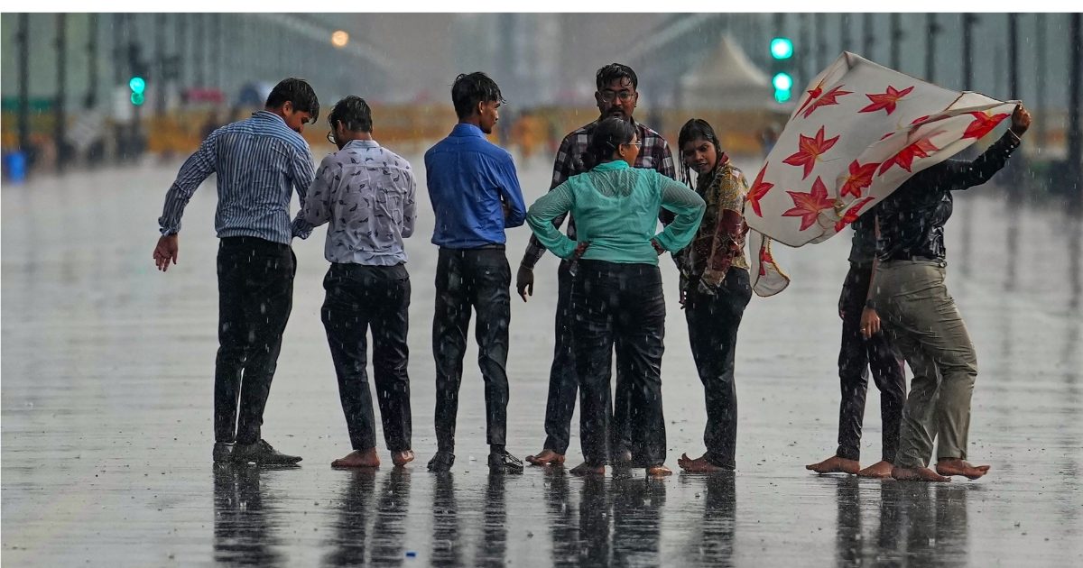 बादलों की गड़गड़ाहट, हवा की सनसनाहट...दिल्‍ली-NCR में आंधी-तूफान के साथ बारिश