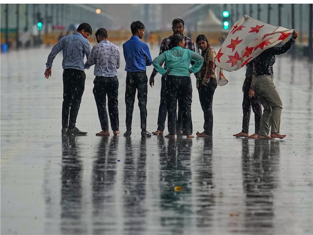 बादलों की गड़गड़ाहट, हवा की सनसनाहट...दिल्‍ली-NCR में आंधी-तूफान के साथ बारिश